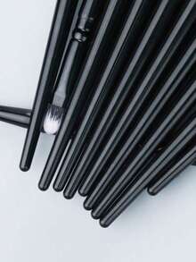 Juego de 21 piezas de herramientas de belleza YISE, que incluye 20 pinceles de maquillaje facial + 1 cepillo negro para loción corporal/autobronceador. Estas herramientas de maquillaje de fibra suave son adecuadas para base, contorno, rubor, polvo, sombra de ojos, corrector, iluminador y difuminado. Fácil de transportar, es un juego amigable para viajes y un regalo ideal para mujeres y niñas.