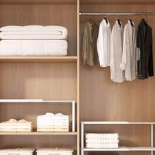1个可调节可伸缩衣柜收纳架 - 重型金属衣柜架，高度可调节，节省空间的垂直收纳架，适用于衣物、鞋子、橱柜 - 安装简便，兼容衣柜、鞋柜、壁橱收纳系统 - 适用于家庭、办公室、零售场所，用于衣柜整理、家居收纳，时尚设计，结构坚固，家居收纳，可作搁板垫使用
