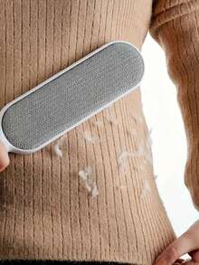 فرشاة إزالة الشعر والغبار ذات الوجهين المزدوجة، مصممة للتنظيف اليدوي الساكن. مصنوعة من البولي بروبيلين، مناسبة للملابس والأرائك والأثاث والملاءات والسجاد، لا تحتاج إلى كهرباء.