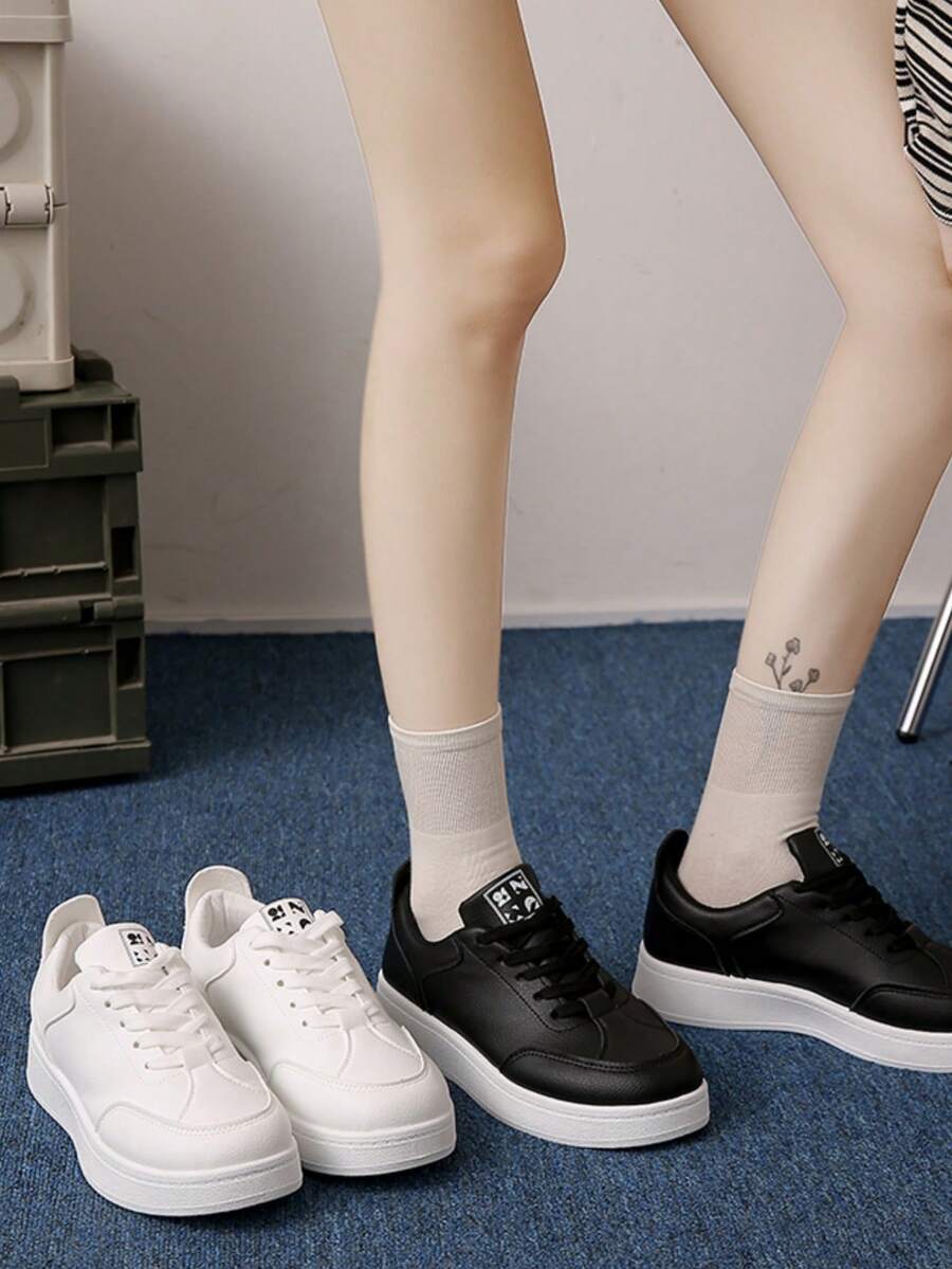 A Pair Of Thick-Soled Round-Toe Open-Top Plain Color Splicing Leather Running Shoes, White Shoes, Women's Fashion Versatile Casual Sports, Breathable And Comfortable, Low-Top Lace-Up Running Shoes, Suitable For All Seasons, Women's Basketball Shoes, Women's Shoes. - Black - View 1