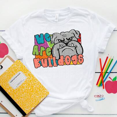 BULLDOGS, Somos Bulldogs, Bulldogs digital para sublimación y dtf, espíritu escolar, espíritu escolar bulldogs, mascota Bulldogs220 gCamiseta de algodón puro de alta densidad de . Experimenta una suavidad increíble que te acompañará todo el día. Confeccionada con algodón puro de alta densidad de 220 g, esta camiseta ofrece una sensación suave y estructurada para todo, desde el trayecto diario al trabajo y las sesiones de gimnasio hasta las relajantes vacaciones. Su diseño atemporal la convierte en la sorpresa perfecta para un cumpleaños o para el día a día: un regalo de comodidad inquebrantable y estilo sobrio para tus seres queridos.