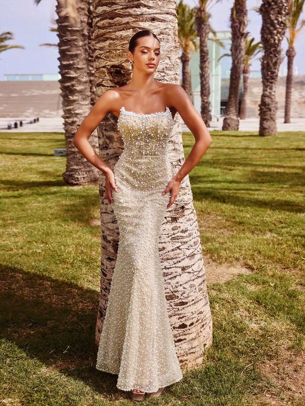 Faeriesty Robe de soirée sirène luxueuse et glamour sans bretelles, ornée de perles et de sequins. Col orné de perles denses, buste ajusté et jupe évasée en forme de sirène. Scintillement glamour pour les mariages, galas, bals de promo et événements sur tapis rouge.