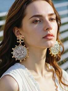 1 对休闲奢华合金几何徽章吊坠耳环女士款 - 幾何徽章耳環 - 查看 2