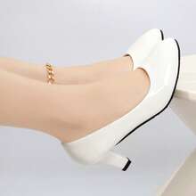 Geeyea Versatile White Patent Leather Round-Toe Chunky Heel Shoes With A Stylish Gold Anklet Accent. Comfortable And Versatile With A Shallow Cut, Perfect For Everyday Office Wear. Essential Women's Shoes For Spring And Summer. - 白色 - 查看 1