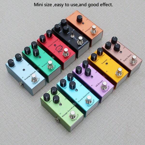 Mini Elektro-Gitarren Effektpedal, ohne Netzteil versendet. Hinweis: Stromspezifikation ist DC 9V 2A, und es muss ein spezielles Effektpedal-Netzteil mit korrekter Polarität verwendet werden. Gitarre an den Eingang, Ausgang an den Verstärker anschließen. 11 Effekttypen verfügbar: Analog Chorus, Analog Delay, Classic Chorus, Crunch Distortion, Digital Delay, Tremolo, Ultimate Drive, US Dream, Vintage Overdrive, Vintage Phase