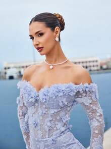 Faeriesty 优雅美人鱼晚礼服，露肩薄纱长袖设计，上身饰以精致花卉串珠和刺绣，鱼尾裙摆点缀着柔美花卉图案，适合婚礼、舞会、盛大晚宴及高端晚宴等正式场合。 - 淺藍色 - 查看 10