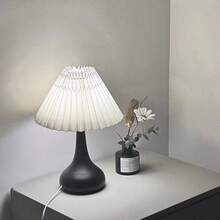 1 pezzo Lampada da scrivania LED moderna plissettata, alimentata tramite USB, per uso interno, base in metallo con finitura verniciata, paralume in tessuto plissettato - Lampada da comodino con luce notturna integrata a LED, senza necessità di lampadina