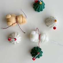 Vela perfumada artesanal em formato de árvore de Natal (6 x 5 cm) - Vela premium de cera de soja com aroma de árvore de Natal e urso, perfeita para decoração de Natal, arranjos de mesa, decoração de lareira, presentes para festas de fim de ano e lembrancinhas. A escolha ideal para criar um ambiente aconchegante e uma lembrança festiva. Presente perfeito para o Natal.