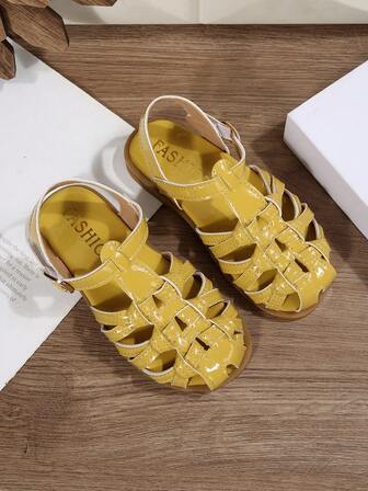 Children Fashion Outdoor Sandals Summer Square Toe Flat Shoes One-Strap Sandals New Style Girls Shoes Stylish Beach Slippers