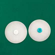 白色熨烫式被套按扣 - 适用于薄款和隐形被子的被夹，防止滑落，易于安装和拆卸，牢固贴合床上用品配件、床罩配件、被套按扣，易于安装。