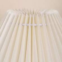 1 pezzo Lampada da scrivania LED moderna plissettata, alimentata tramite USB, per uso interno, base in metallo con finitura verniciata, paralume in tessuto plissettato - Lampada da comodino con luce notturna integrata a LED, senza necessità di lampadina