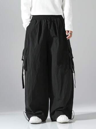 适合街舞的超大号多口袋工装裤，美式宽松多口袋工装裤，韩式时尚多口袋阔腿工装裤，褶裥工装设计，适合大码身材，舒适的褶裥腰部和超宽裤脚。弹性抽绳裤脚设计。