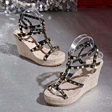 女士厚底凉鞋，全新时尚夏日仙女风格，米色和黑色可选，厚底铆钉时尚高跟厚底罗马鞋，适合派对和婚礼