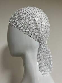 1顶65厘米镶钻女式鸭舌帽，适合夜店佩戴