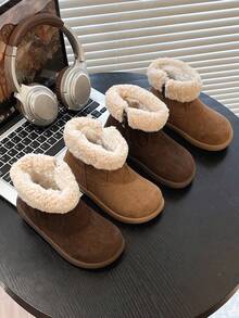 Christmas Edition Girl's Snow Boots With Extra Width And Extra Size Last, A Pair Of Stylish Boots With Folded Suede Design At The Opening. The Boots Feature A Side Zipper For Easy Wearing, Making Them The Top Choice For Going Out And Playing In The Snow.