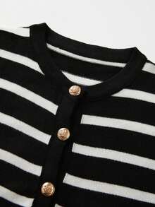 FOR BEAUTY 秋冬圆领长袖撞色条纹针织衫，新款时尚简约金属纽扣开衫，柔软休闲日常穿着，百搭通勤外套针织衫，适合狂欢节、新年、情人节等场合。 - 黑與白 - 查看 8