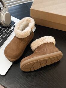 Christmas Edition Girl's Snow Boots With Extra Width And Extra Size Last, A Pair Of Stylish Boots With Folded Suede Design At The Opening. The Boots Feature A Side Zipper For Easy Wearing, Making Them The Top Choice For Going Out And Playing In The Snow.