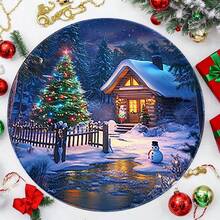 Tapis lavable en flanelle éponge sur le thème de Noël : une maison en bois au toit enneigé, un bonhomme de neige, un sapin de Noël illuminé et orné d'une étoile, le tout à côté du Père Noël. Idéal pour une chambre, un salon, un balcon, une maison, un hôtel, un bureau ou pour décorer un festival.