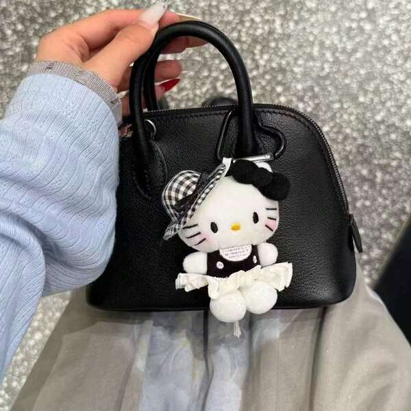 Sanrio Nuevo colgante de bolso de sombrero de paja de Hepburn Kt de Sanrio, lindo llavero de muñeca, bolsa escolar de muñeca, adecuado para decoración de bolso, organización de llaves, uso diario, regalo colgante de Navidad