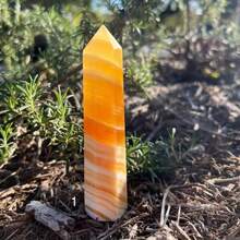 1pc Natural Yellow Calcite Crystal Tower - Elegant Obelisk Point With Golden-Yellow To White Marbling, Polished Smooth Facets For Home Office Decor, Meditation Altar, St. Patrick's Day Easter Mardi Gras Decoration, Spiritual Stone Gift