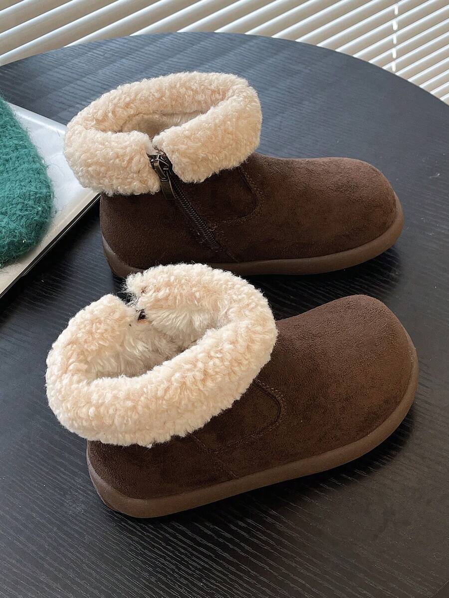 Christmas Edition Girl's Snow Boots With Extra Width And Extra Size Last, A Pair Of Stylish Boots With Folded Suede Design At The Opening. The Boots Feature A Side Zipper For Easy Wearing, Making Them The Top Choice For Going Out And Playing In The Snow.