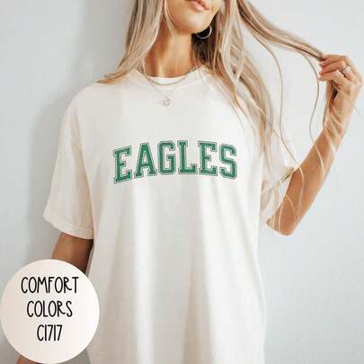 Camiseta de los Eagles con colores cómodos para fanáticos del fútbol americano el día del partido. Camiseta de mascota de fútbol personalizada para espíritu de equipo. Regalo de Navidad para menores de 20 años.220 gCamiseta de algodón puro de alta densidad de . Experimenta una suavidad increíble que te acompañará todo el día. Confeccionada con algodón puro de alta densidad de 220 g, esta camiseta ofrece una sensación suave y estructurada para todo, desde el trayecto diario al trabajo y las sesiones de gimnasio hasta las relajantes vacaciones. Su diseño atemporal la convierte en la sorpresa perfecta para un cumpleaños o para el día a día: un regalo de comodidad inquebrantable y estilo sobrio para tus seres queridos.