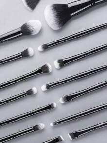 Juego de 21 piezas de herramientas de belleza YISE, que incluye 20 pinceles de maquillaje facial + 1 cepillo negro para loción corporal/autobronceador. Estas herramientas de maquillaje de fibra suave son adecuadas para base, contorno, rubor, polvo, sombra de ojos, corrector, iluminador y difuminado. Fácil de transportar, es un juego amigable para viajes y un regalo ideal para mujeres y niñas.