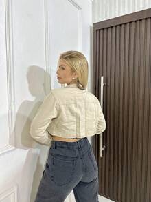 Jaqueta Jeans Cropped Curta  Moderna Estilosa E Cheia De Personalidade - Bege - Visão 5