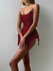 女士纯黑色不对称下摆露脐吊带背心，修身喇叭设计凸显腰线，适合日常穿着、万圣节、通勤、约会、度假、夏季派对等场合。 - 酒紅色 - 查看 4