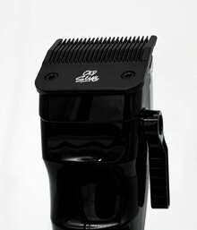 Tijeras Infinity Old Skull NEO, una máquina profesional potente e inalámbrica con tecnología resistente al calor y un motor de velocidad constante de 7000 RPM.Cortapelos negro, fácil de usar. - 1 - Ver 5
