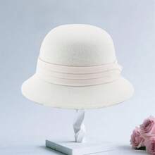 Sombrero cloche elegante de lana para mujer con banda blanca y adornos, gorra estilo pescador vintage para bodas y fiestas. - Blanco - Ver 5