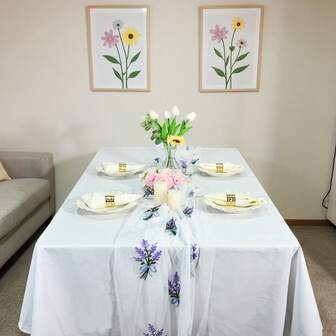 1条70*300厘米刺绣桌旗，白色薄纱面料，饰以薰衣草色刺绣花卉图案，优雅奢华，纯净清新，适合户外婚礼、乡村风格家居装饰、田园农舍草坪婚礼派对装饰。