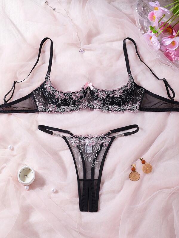 Sexy Lingerie, Embroidered Lingerie Set In Light Pink And White, Semi-Open Design, Simple Yet Grand, Elegant And Sexy At The Same Time, Unique Charm And Fashionable Elegance Perfectly Combined.