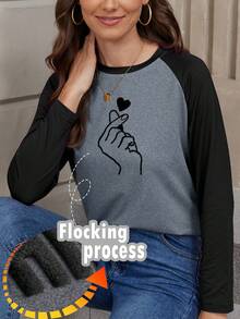Camiseta de Manga Longa com Contraste de Cor para Mulheres, Roupas de Trabalho Femininas, Gesto de Mão em Forma de Coração, Estampa Flockada, Roupas Femininas/Roupas Femininas Regulares/Blusas e Camisetas Femininas/Camisetas Femininas, Casual, Diário, Versátil, Outdoor, Estampa Flockada, Gola Redonda, Coração, Blocking de Cores, Manga Longa Confortável - Preto - Visão 1