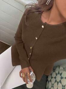Áo cardigan dài tay cổ tròn màu trơn dành cho nữ. Viền bèo nhún tạo điểm nhấn thanh lịch và thời trang. Chiếc áo len sành điệu và tinh tế này rất phù hợp để chụp ảnh, mặc hàng ngày hoặc đi dạo. - Cà phê nâu - Xem 5