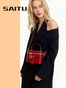 حقيبة يد مربعة الشكل ذات غطاء أنيقة وبسيطة باللون الأحمر البرغندي، مزينة بشارم جلدي مطبوع عليه حرف، مغلقة بسحاب، مناسبة للتسوق والمواعدة وحمل الهاتف والعملات، وتناسب الإطلالات والتصوير الفوتوغرافي، بطراز رومانسي عتيق