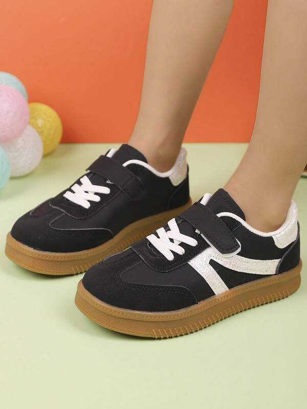 زوج من الأحذية الرياضية الكاجوال الأنيقة للأطفال، تصميم مناسب للأولاد والبنات، للخارج، الحفلات، السفر، الخريف