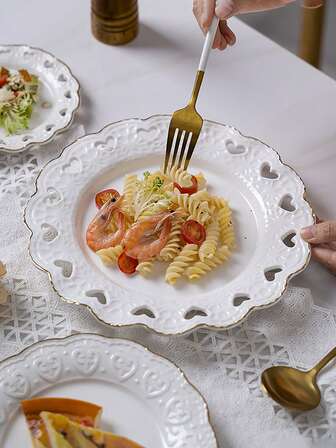 1pc European Style Embossed Gold-Rimmed Plate, Hollow Heart Shaped Plate, Embossed Gold-Rimmed Strawberry Plate, Ceramic Dinner Plate, Steak Plate, Dessert Plate, Suitable For Home, Party, And Celebrations