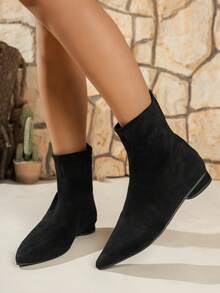 بوت كاحل بكعب متوسط ذات رؤوس مدببة للنساء، بتصميم بريطاني كلاسيكي من الجلد الأسود المخملي للربيع والخريف