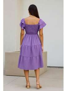 Vestido midi con escote cuadrado, mangas cortas con volantes y cintura fruncida elástica, falda con diseño en capas y caída fluida, estilo romántico y femenino ideal para eventos casuales, citas, paseos, fiestas al aire libre o look de invitada, adaptable a diferentes siluetas para un ajuste cómodo y favorecedor - Lila Púrpura - Ver 2