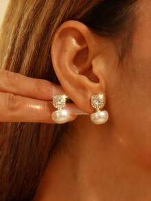 一雙鑲有水鑽和假珍珠的小巧耳釘