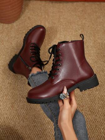 Botas de estilo europeo y americano color vino tinto, nuevas botas de motocicleta de otoño/invierno para mujer de talla grande con puntera redonda y cordones, botas cortas versátiles y de moda, botas de combate