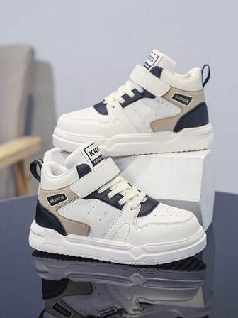 Zapatillas de deporte de caña alta con bloques de color para niños, diseño con parche con letra para un aspecto elegante, suela suave con absorción de impactos, adecuadas para la escuela y el uso casual