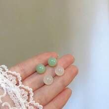 Pendientes de jade de Hotan de 8 mm, pendientes versátiles vintage para mujer, no se deben tocar los orificios pequeños de las orejas