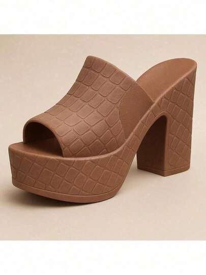 Tamanco de Plataforma com Design Estruturado e Salto Alto