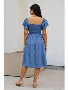 Vestido midi con escote cuadrado, mangas cortas con volantes y cintura fruncida elástica, falda con diseño en capas y caída fluida, estilo romántico y femenino ideal para eventos casuales, citas, paseos, fiestas al aire libre o look de invitada, adaptable a diferentes siluetas para un ajuste cómodo y favorecedor - Azul - Ver 2