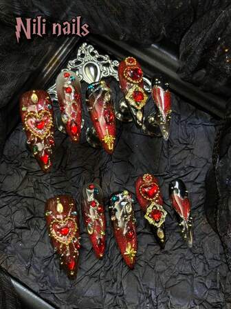 Juego de 10 uñas postizas de estilo Y2K Baddie con diseños de ojos de gato negro y rojo, rosa dorado, tie-dye, corazones dibujados a mano como fuegos artificiales, decoración de amor y diamantes de circonita, acabado brillante, para uso diario y ocasiones especiales como Año Nuevo y Navidad. Incluye 1 almohadilla de gel y 1 lima de uñas.