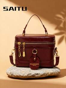 حقيبة يد مربعة الشكل ذات غطاء أنيقة وبسيطة باللون الأحمر البرغندي، مزينة بشارم جلدي مطبوع عليه حرف، مغلقة بسحاب، مناسبة للتسوق والمواعدة وحمل الهاتف والعملات، وتناسب الإطلالات والتصوير الفوتوغرافي، بطراز رومانسي عتيق