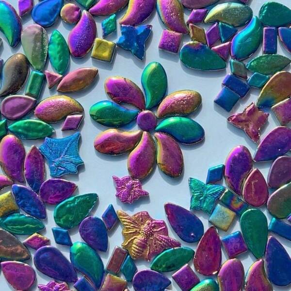 100g/200g Matériaux de mosaïque décorative de forme asymétrique dégradée multicolore, décoration de mosaïque métallique mixte avec diverses formes, convient pour l'artisanat, l'incrustation murale, l'aménagement paysager, les projets DIY