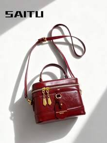 حقيبة يد مربعة الشكل ذات غطاء أنيقة وبسيطة باللون الأحمر البرغندي، مزينة بشارم جلدي مطبوع عليه حرف، مغلقة بسحاب، مناسبة للتسوق والمواعدة وحمل الهاتف والعملات، وتناسب الإطلالات والتصوير الفوتوغرافي، بطراز رومانسي عتيق